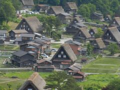 　この旅行の下調べをしていた際、白川村役場のホームページと4トラで、この構図の写真は、荻町城跡展望台と天守閣展望台の2カ所から撮れると思える情報に出会いました。
　しかし、行ってみると、実際は、隣接地でした。その上、展望台と呼んではいても、特別な施設があるわけではありません。知らない間に行き来してしまうくらいだったので、区別すること自体が無意味でした。
　多分、私が拾った情報に加え、
　・集落内から徒歩で行くと荻町城跡展望台へ先に到着
　・国道350号線経由のシャトルバスや自家用車だと、食事処天守閣が解放している無料
　駐車場へ到着して歩き始める
のため、全体像を知らない観光客がそれぞれの経験で書いていることで増幅された現象だと考えられます。どうでもよいことではありますが、放っておくと、おかしな状態が続いてしまいますので、コメントだけはしておきます。
　しかし、白川郷に行ったらば、此処は是非にも行くべき場所であることは断言できます。