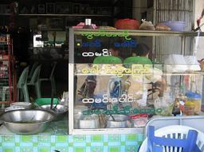 イミグレを出ると、ガラッと雰囲気が違う町ミャワディ。 <br />道路が舗装されていない。 <br />ちょうど30年前にタイムスリップした感覚。 <br />色々声がかかったが、まずは昼食ということで食堂に入った。 <br />またもセンミーである。 <br />その方が比較できる。 <br />値段は20バーツ。適正価格だ。<br /><br />