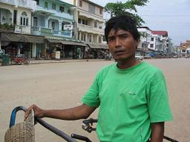 店を出て、ほこりっぽい町を歩く。 <br />自転車のサムローがやたら多い。 <br />とりあえず、20バーツ分でサムローに乗る。<br />これが、サムローの運転手。片言日本語と英語を話す。<br />