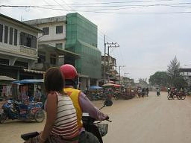 町全体が土ぼこりを被っている。<br />人も多い。<br />しかし、何かが足りない？<br />