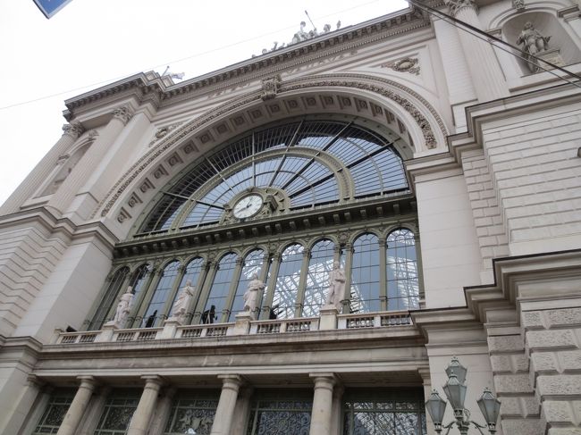 ブタペストのリスト・フェレンツ空港から路線バスで地下鉄3号線のケーバーニャ・キシュベシュト駅に行き、デアークテール駅で2号線に乗り換えブタペスト東駅に到着です。<br />歴史の重みを感じる重厚な駅です。