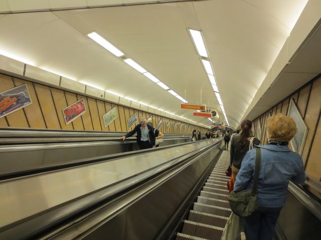 １４時にチェックインして、直ちに街歩きに出発です。<br />今回はカタール航空でドーハ経由でしたので２０時間近い長旅にもかかわらず、休憩もせずに街歩きに出発とは、まだまだ若いです。<br />出発前に映画「恋の涙ドナウに流れ」を観て、ハンガリーは悲しい歴史を感じる暗いイメージでしたが予想以上に明るい雰囲気なので安心しました。<br />早速、ブタペスト名物の地下鉄のエスカレータの長さと速さを味わっています。