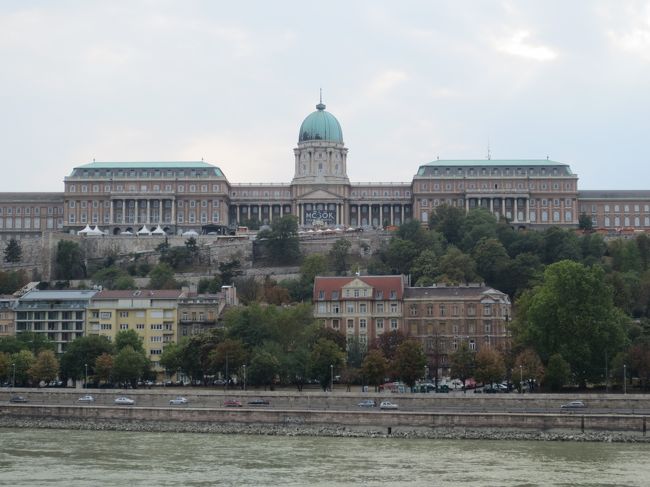 くさり橋の途中で左前方に王宮が綺麗に見えます。<br />王宮の丘は標高１６７ｍ、長さ１５００ｍ、幅３００ｍのかなり大きな地域で世界遺産に登録されている歴史的な地域とのことなので、期待感でワクワクしながら機嫌良く歩いています。<br />