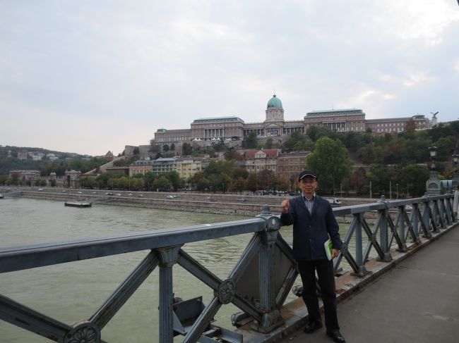 地元のおじさんが散歩していたので、王宮を背景に写真を撮ってもらいました。<br />来る前に練習したドイツ語で話かけたがサッパリ通じず、英語もダメで、結局は手振り・身振りで依頼。　撮り終えてもまだ何か話したい雰囲気でしたがコミュニケーションが難しく、笑顔で手を振って別れました。