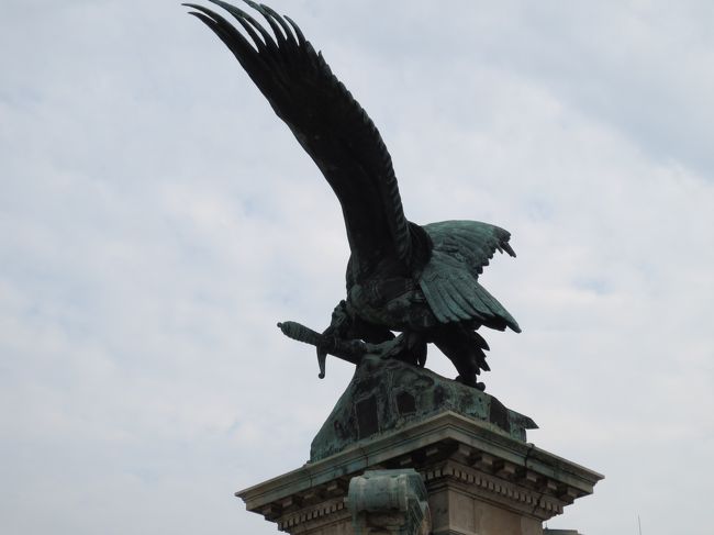 王宮の入り口で建国の父アルバートを世にもたらしたとされる伝説の鳥トウルルがはるばる日本から来た私を出迎えてくれています。