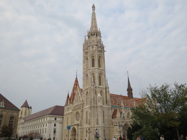 王宮の中でもひときわ目立つマーチャーシュ協会です。<br />マーチューシャ塔とベーラ塔に囲まれたモザイク屋根の教会で１３世紀に建てられた聖母教会をマーチューシャ王の時代に大規模に改装された教会とのことです。<br />オーストリア皇帝フランツヨーゼフとエリザベート皇妃の戴冠式がここで行われたそうです。<br />