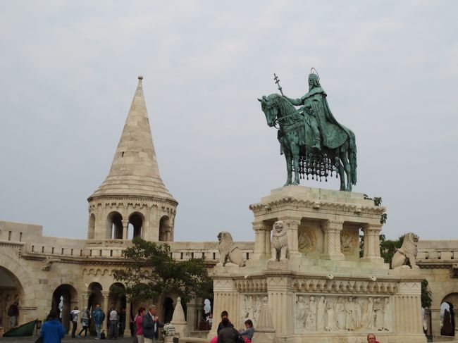 漁夫の砦です。<br />ここに漁師組合があって王宮の丘の市場を守っていたことから付けられた名前だそうです。<br />砦の前に建つ騎馬像はハンガリーの初代国王の聖イシュトヴァーンです。<br />