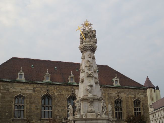 ケーブルカーを降りて右方向へ歩いていくと三位一体広場があり、その中心に三位一体像が立っています。<br />悪病ペストが収まったことと、再びはやらぬことを願い建立された像でヨーロッパ各地で見られますね。（ウイーンのシュテファン大聖堂の近くにもありました）<br /><br /><br />