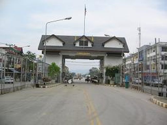 タイ側のイミグレが見える。<br />やはりタイのイミグレは軍人が対応する。<br />とてもフレンドリーだ。<br /><br />