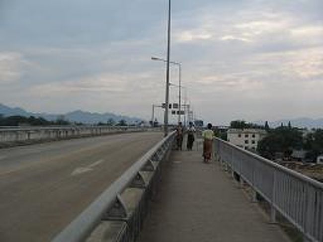 タイを出国するとかなり大きな橋を渡る。「国境にかかる橋」だ。<br />タイからミャンマーへ行く人とミャッマー側からタイへ行く人では雰囲気が違うような。<br /><br />