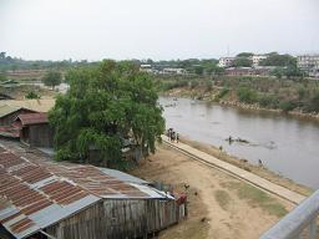 モエイ川ではミャンマーの子供たちが裸で泳いでいる。タイ側の河川敷で遊んでいる子供も居る。<br />しかし、タイ側の川岸は、遊歩道が垂直に張り出しており、簡単には川から登れない構造。　<br />