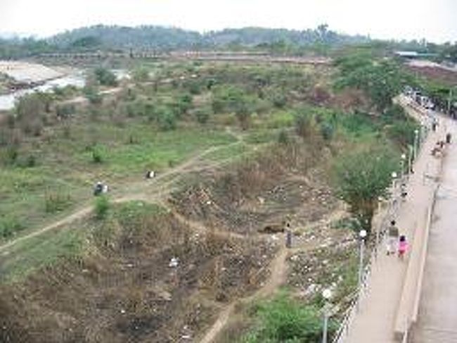 タイ側の河川敷にいるのはミャンマー側の人間。<br /><br />