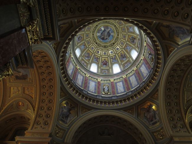 大聖堂内は比較的明るく、天井の装飾も綺麗です。