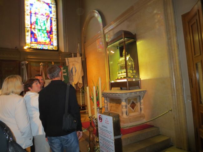 「聖なる右手]です。<br />コインを入れると明かり灯ることで人気のあるところです。<br />他の観光客が入れて明かりが灯るのを待っている人がいます。<br />私はキチンとコインを入れました。（念のため）<br />今日はこれで終わりです。 