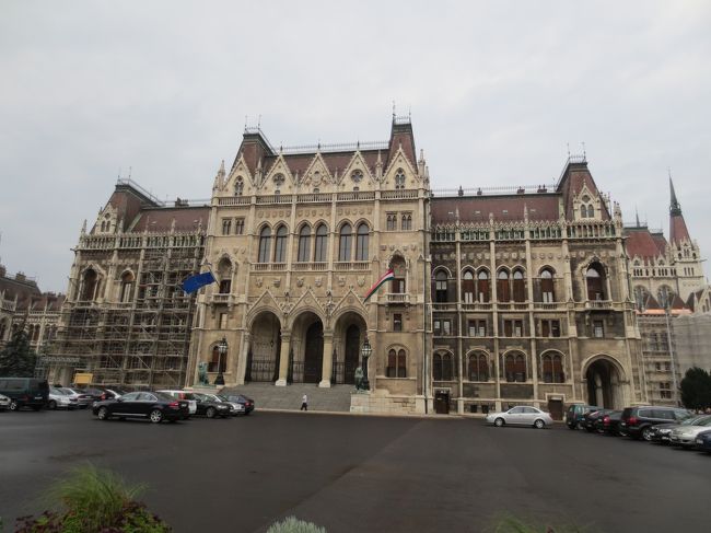 翌日は１０時のツアー時間を目指して国会議事堂へ朝８時半頃に行きました。