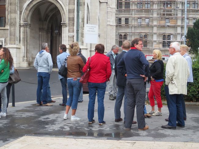 9時前なのに既にたくさんの観光客が並んでいます。<br />警備の人に了解をもらいx(10)番の入口に入り、チケットを買いに行きました。<br />ところが、今日のツアーで空いているのは3時半の回のみとのこと。<br />どうしても見たかったので、そのチケットを購入。<br />この辺が一人旅の困る所ですが、だいぶ慣れました。