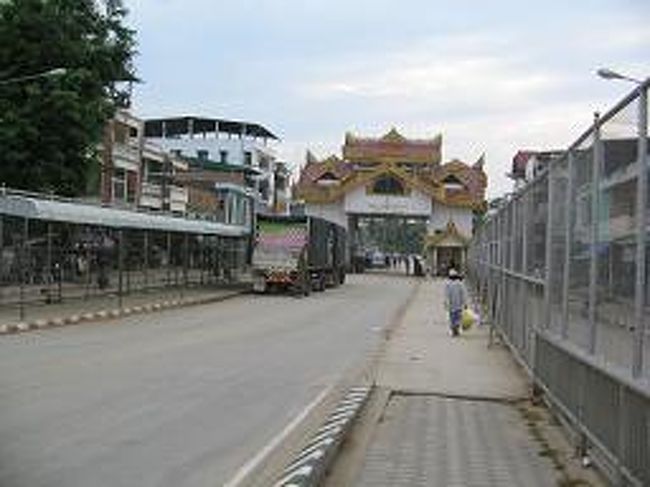 こちらが、ミャンマー川のイミグレ。 <br />橋を渡りきると、そこはミャンマーとなる。ミャンマー側ミャワディののイミグレでは、部屋に入れられる。 <br />まず要求されたのは、パスポートのコピー代５バーツ。 <br />それから、ドルで払いたいというとダメだというのだ。 <br />タイバーツで500バーツのみと。 <br />これはドルがOKのメーサイとは全く違う対応だ。