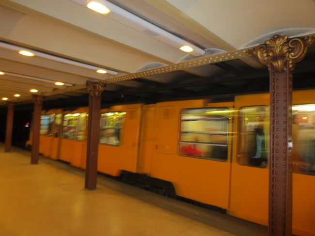 ロンドンに次いで世界で2番目に古い地下鉄1号線でアンドラーシ通り方面を散策します。 ホームも小さく、車両も小さいですが、レトロな感じが私は好きです。<br />ヘーシェクテレと云う名の駅に行きます。車内放送も分からず、ホームの駅名もハンガリー語で読めず、どこで降りていいのか分からず、親切な隣の年配の女性に助けてもらいました。