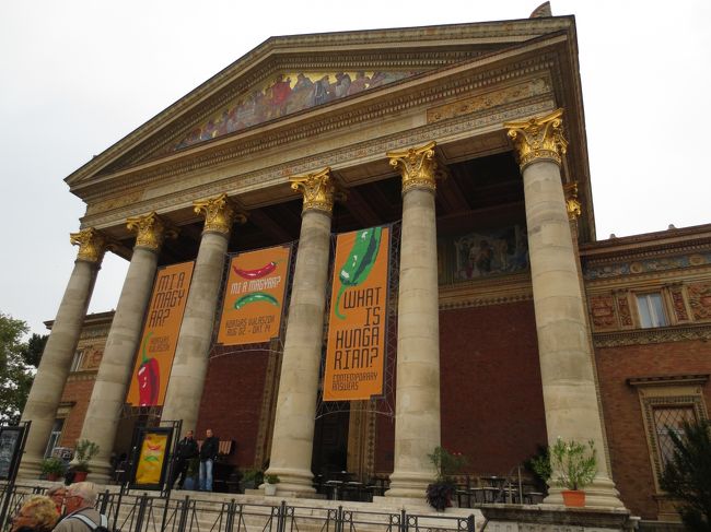 広場に面して西洋美術館があります。<br />1階には古代ギリシャ・ローマ美術と絵画、2階には17世紀頃のヨーロパ諸国の絵画が展示されていました。ラファエロやエル・グレコ等の絵画も展示されていました。<br />この後、アンドラーシ通りのリスト記念館、テロリストハウス、国立歌劇場を散策してデアーク広場に戻りました。