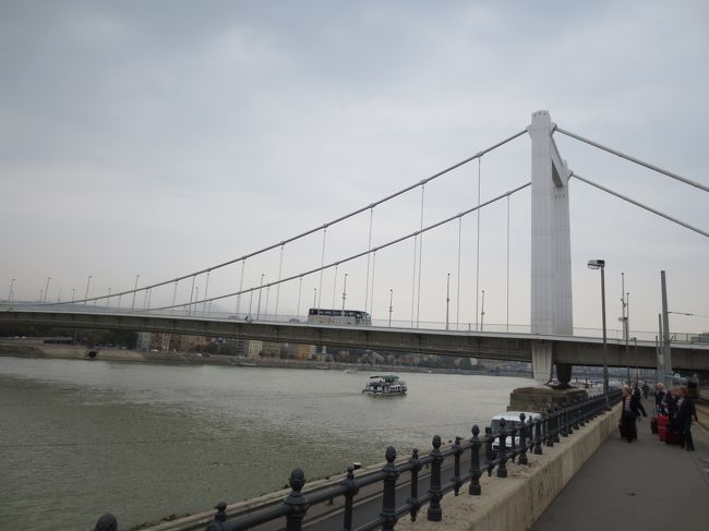 まずはくさり橋の隣のエルジェベート橋に行きました。<br />くさり橋のたもとにトラムの停車場があり、散策に便利です。<br /><br />