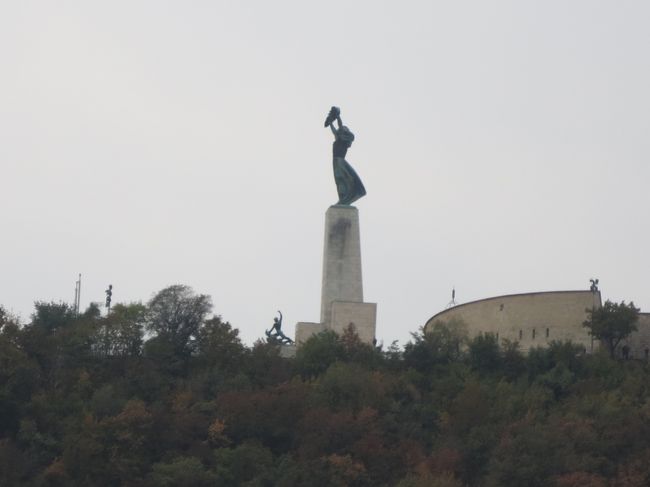 エルジェベート近辺から対岸のブタ側にゲッレールトの丘が見えます。<br />明日は温泉とこの丘に行く予定です。<br />