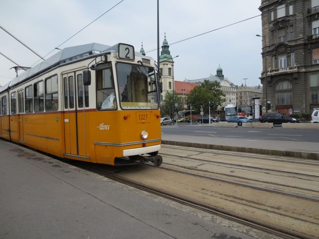 再びトラムに乗り、次の橋の自由橋に行きます。<br />トラムは地下鉄やバスよりもスピードが遅く、景色の良いところで適当に降りてノンビリと見学ができるので、一人旅には最適です。<br />日本も都電・市電の路線を増やせば外国の観光客が喜ぶと思いますね。<br />