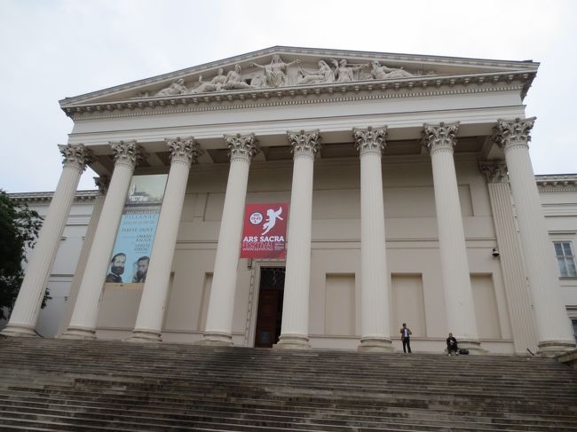 王宮から１６番バスでデアーク・フィレンツ広場に戻り、再度トラムで国立博物館に来ました。<br />ネオ・クラッシク調の立派な建物です。<br />ここは観光客も少なく、のんびりと廻れました。　<br />