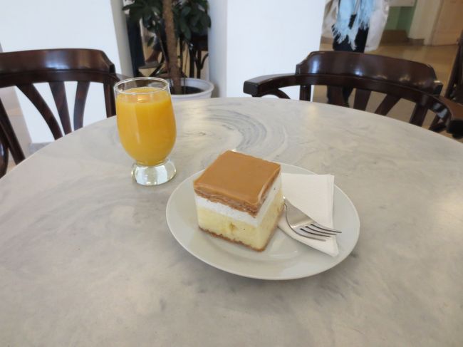 博物館内のカフェで休憩です。<br />ヨーロッパ海外旅行で覚えたことの一つに美術館や博物館内のカフェが最も気楽に入りやすく静かでノンビリ出来ることですね。<br />ここでもケーキとジュースでノンビリとしました。