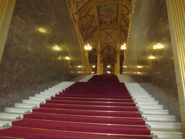 ぎりぎりで３時２５分に国会議事堂前に着きました。<br />前の組が遅れていて3時45分頃から見学がスタートです。<br />２０人以上の大勢のツアーで日本人は私一人でした。<br />入るとすぐに真っ赤な絨毯が敷かれた大階段と周りの金箔の柱に目を奪われます。<br />ここから説明が開始されますが、説明が長いのが難点です。（特に英語だと長く感じます）<br /><br /><br />