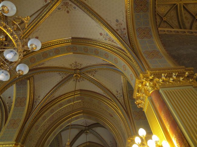 天井も立派です。<br />さらに奥に入ると天井にロツ.カーロイのフレスコ画が描かれており、説明を聞く人よりも写真撮影に夢中な人の方が多くなっています。<br /><br /><br /><br /><br /><br /><br /><br /><br />