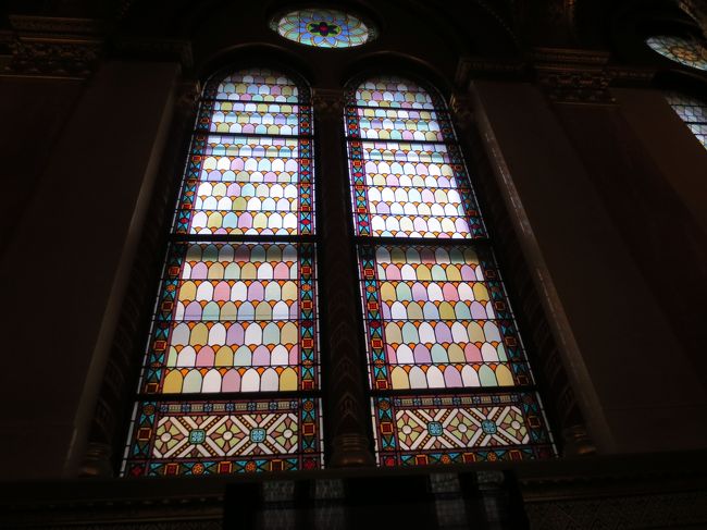 続いてステンドグラスです。<br />写真撮影をしたい処が多く、説明など聞いている暇はありません。<br />ただし、円盤ホールの中央に王冠が飾られている場所がありますが、ここは写真撮影禁止ですので注意して下さい。激しく注意をされている方がいました。(私ではありません・・念のため)<br /><br />