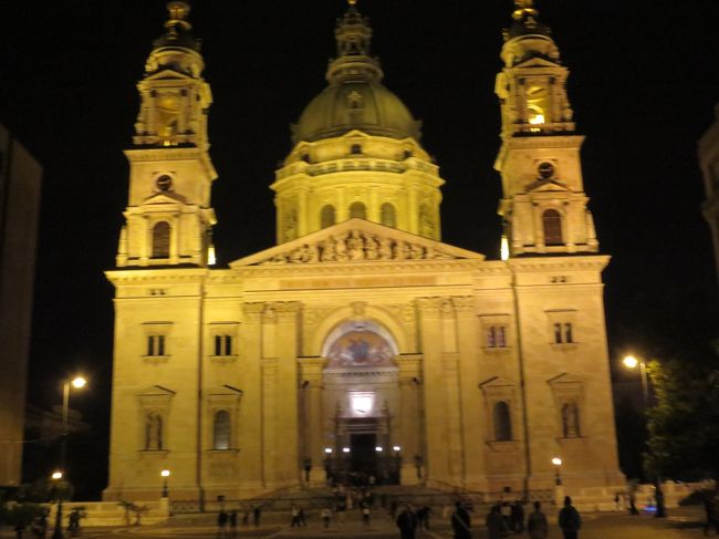 コンサート終演後、大聖堂を出たところで振り返ると、ライトアップされたこのような夜景が目の前にドーンと、圧倒されました。