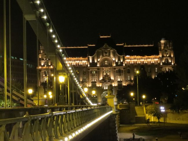 大聖堂のあまりの夜景の素晴らしさに真っ直ぐ帰るのが惜しくなり。くさり橋に寄ってみました。　　くさり橋と王宮の夜景が素晴らしいです。　<br />