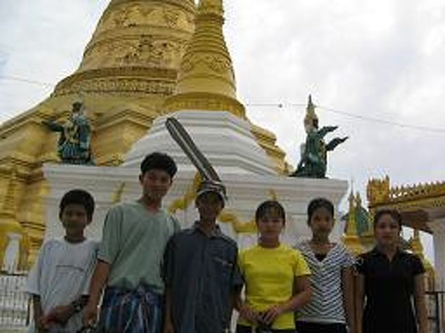 参拝の家族にカメラを向けると喜んで収まってくれた。 <br />ミャワディ町全体は豊かではないのに、寺院だけは美しい。 <br />信仰の対象に成っているのだ。 <br />ここには一つの物差しでは計れない違った価値観が存在することが分かった。<br />