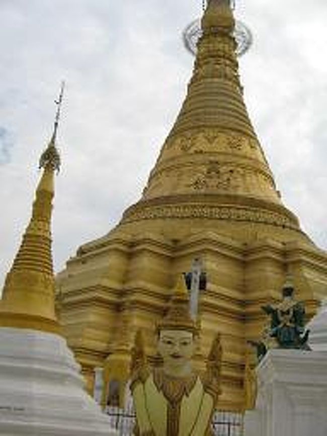 <br />20バーツ分でサムローは、乗車時間、10分の約束。<br />ちょうど、ミャンマー寺院の前までだった。 <br />靴を脱いで中に入る。 <br />手を合わせると挨拶の返礼が帰ってくる。 <br />