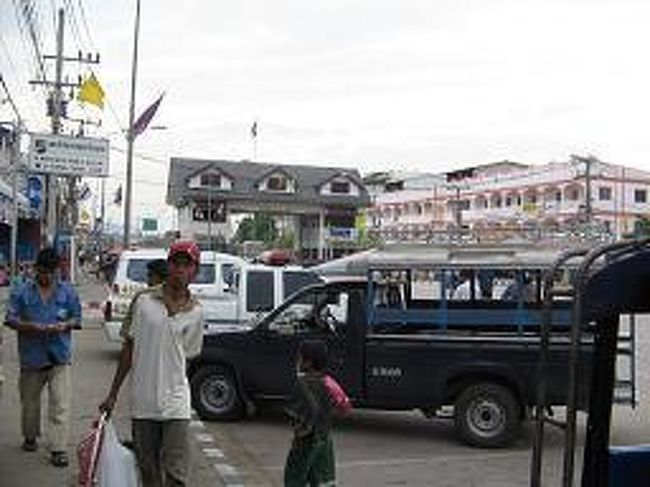 1時間ほどで、切り上げてタイへ戻ることにした。 <br />500バーツの短い旅だった。 <br /><br />国境越えの写真撮影。 <br />とにかく行きは何も撮らず、帰りにすでに構想したスポットを撮影するようにした。<br /><br />時間があれば、この旅行記にも追加アップしたい。 <br />先を急ぐことにする。　 <br />このあと、再び、タイ側に入国手続きをする。 <br />