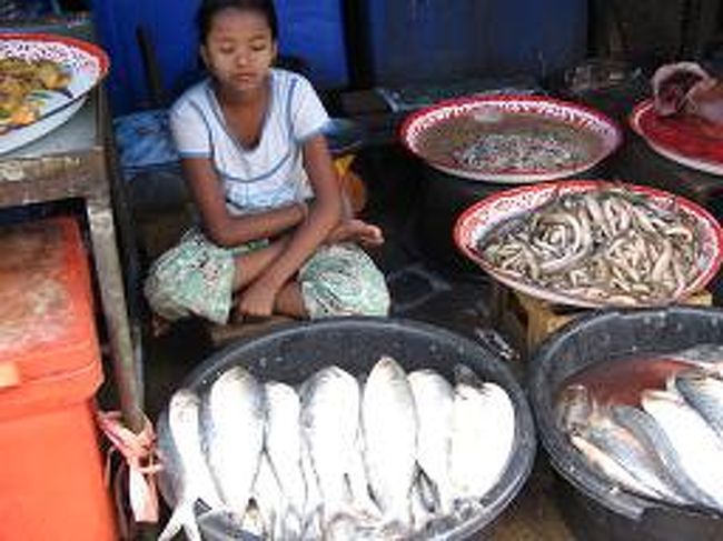 帰りのソンテウは、大きな市場の近くに着いた。 <br />ここで、好きな市場見学をした。