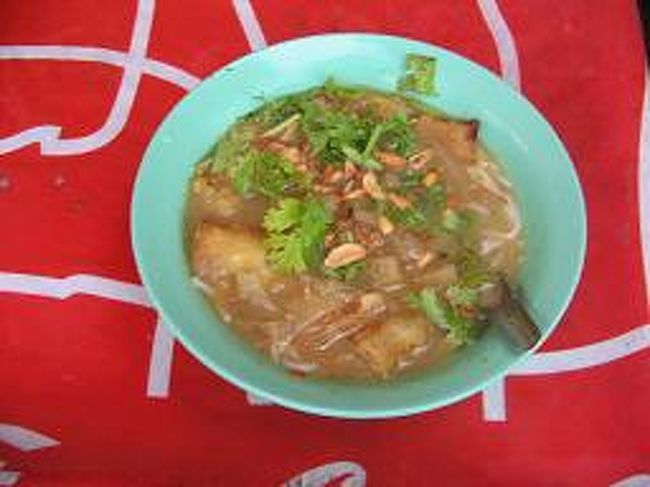 センミー10バーツ。美味しかった。<br />「タイ北西部メーソードの市場で食べたセンミー。とにかく市場は地元価格。その値段を見るのが大事ですね。すでに食べかけでした。御免なさい。普通は２０バーツ。バンコクチャイナタウンの急市場のセンミーは４０バーツ。これはアヒルの肉が入って納得の値段。いろいろです。」 <br />
