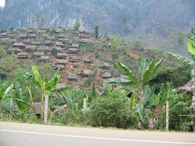 「追記」<br /><br />タイとミャンマーの国境線はとてつもなく長い。 <br />その、国境線を越えてタイ国内にはミャンマーからの難民が存在する。 <br />最大は、カレン族。 <br />その難民キャンプが、メーサリアンからメソードの間に点在する。 <br />この難民キャンプをビルマ国軍が攻撃したこともある。 <br /><br />そして突然現れたのが、カレン族のミャンマー難民キャンプだった。 <br />その一見整然とした同じ葉葺き屋根の大村落が現れた。 <br />壮観だ。 <br />村の入り口には、タイの国旗がはためく。 <br /><br />ミャンマー難民キャンプ(photo by MINAMIYAMA 2006.3)<br />