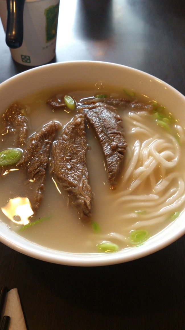 同行者は普通の牛肉麺と