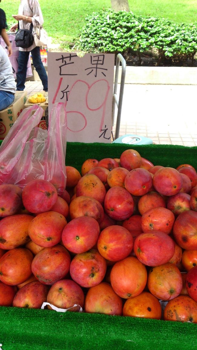 朝には近所の朝市にも行きました。<br />マンゴー・グァバ・ドラゴンフルーツ・パイナップルなどなど<br />おいしそうなフルーツが山盛りでした。