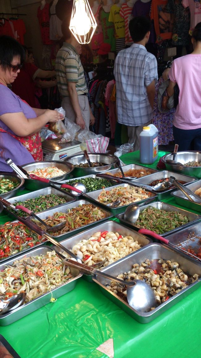 写真は消えてしまいましたがなぜか<br />乾燥するめが水に入れられて戻されてました。<br />そして朝でも結構な暑さの中、常温でおかれていた<br />お惣菜は買う気にはなれませんでした…。