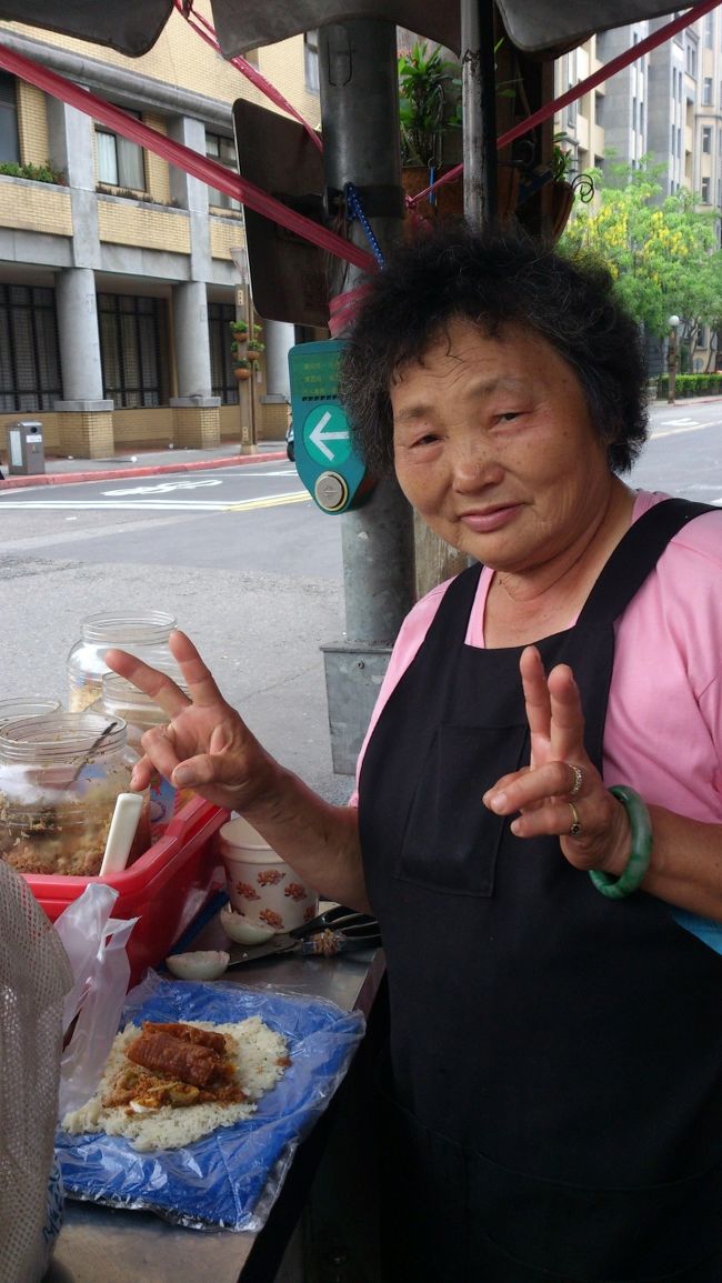 帰りに交差点で店を出していたおばちゃんのおにぎりを購入。<br />作ってもらってる間もお客さんがどんどんやってきました。