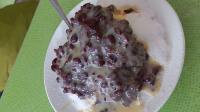 冰讃でカキ氷。<br />これは餡子に練乳。氷は普通の氷です。<br />ほかにマンゴーカキ氷。