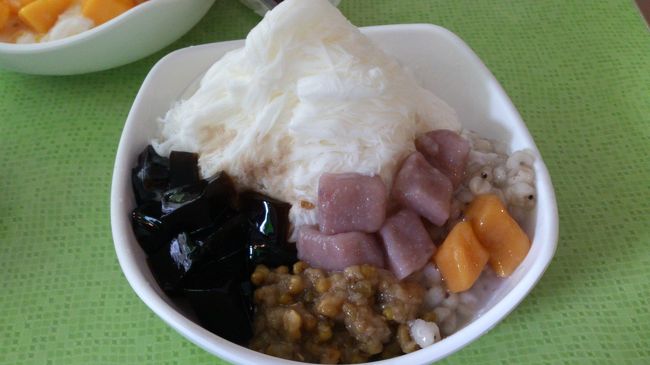 私は普通の氷にトッピング。<br />仙草？のゼリーに緑豆・はと麦を選びました。<br />芋圓はサービスでのせてくれました。<br />はと麦がモチモチでおいしかったです。