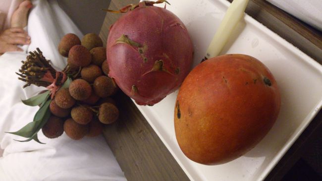 夜のホテルでは朝市で買ったフルーツ祭り。<br />マンゴー・ドラゴンフルーツ・ライチ。<br />全部おいしかったー。