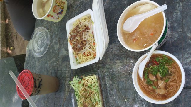 最後の台湾ご飯は晴光市場で各自食べたいものを調達し近所の公園で。<br />何食べても本当においしい、台湾サイコーです。
