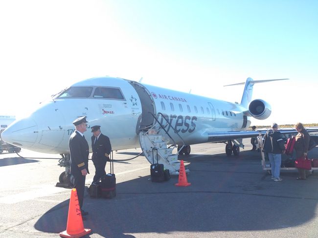 関西からは直行便がないのでまずは成田へ。<br />伊丹→成田→カルガリー→イエローナイフの道のり。<br />カルガリーからイエローナイフへは５０人乗りの小型機でした。