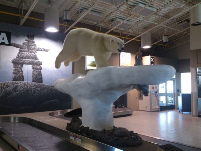 ターンテーブルにはしろくまとアザラシ。<br />すごい小さい空港でした。