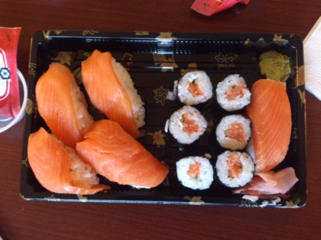 街中へ出ると気温は13度。<br />夕食は北極イワナ(アークティックチャー)のおすし。<br />普通においしかったです。